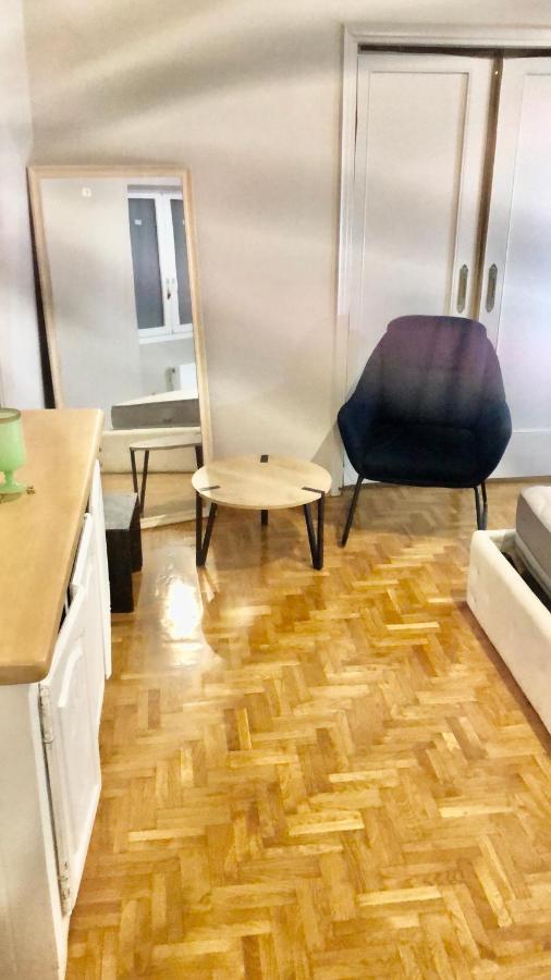 Economy Shared Apartment C In Central Атина Екстериор снимка