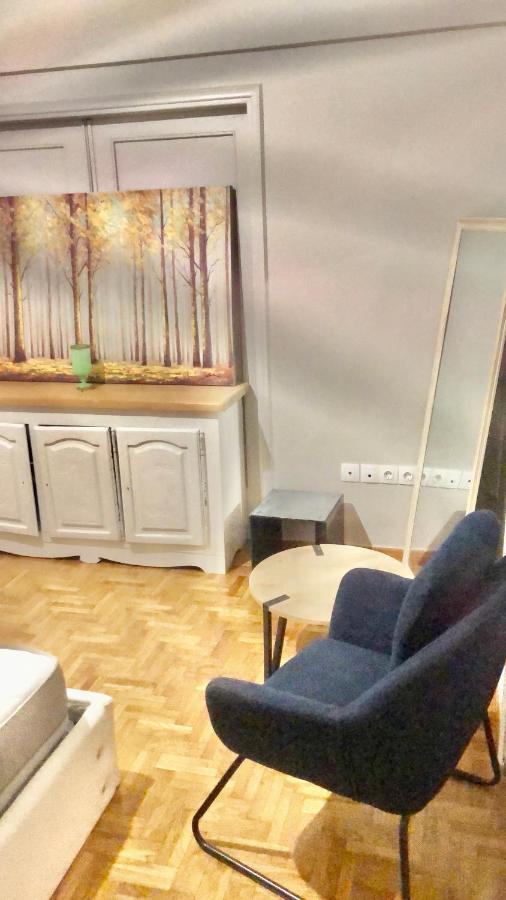 Economy Shared Apartment C In Central Атина Екстериор снимка